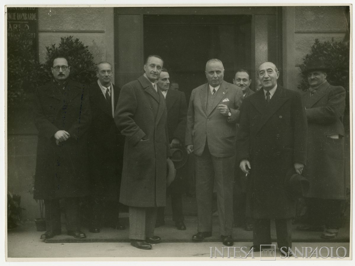 Foto di gruppo all'esterno della filiale Cariplo di Bergamo, in via Paglia 1, il giorno dell'inaugurazione; il presidente Stefano Jacini è il quarto da sinistra, 22 ottobre 1947 (A. Terzi)