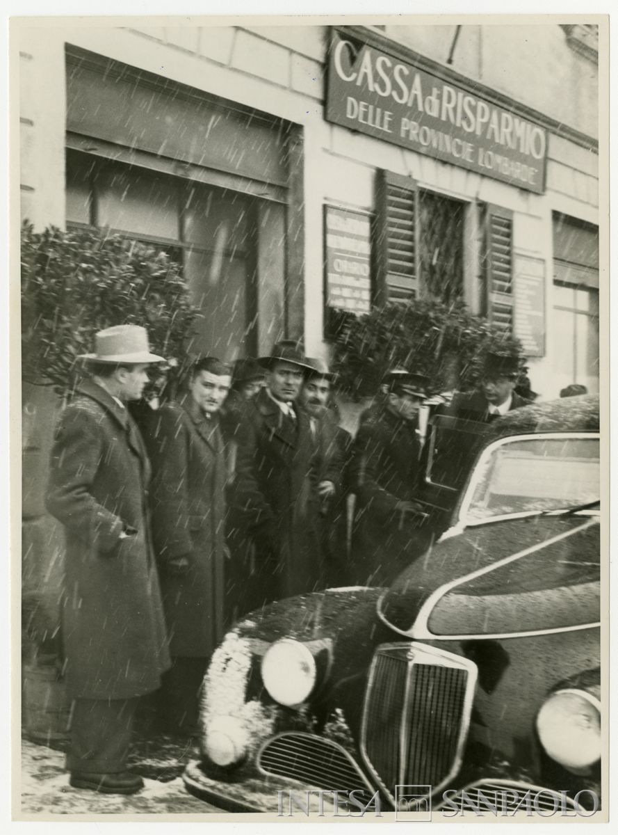 Partecipanti all'esterno della filiale Cariplo di Cinisello, mentre nevica, il giorno dell'inaugurazione, 8 febbraio 1947 (Ubaldo Vaini)
