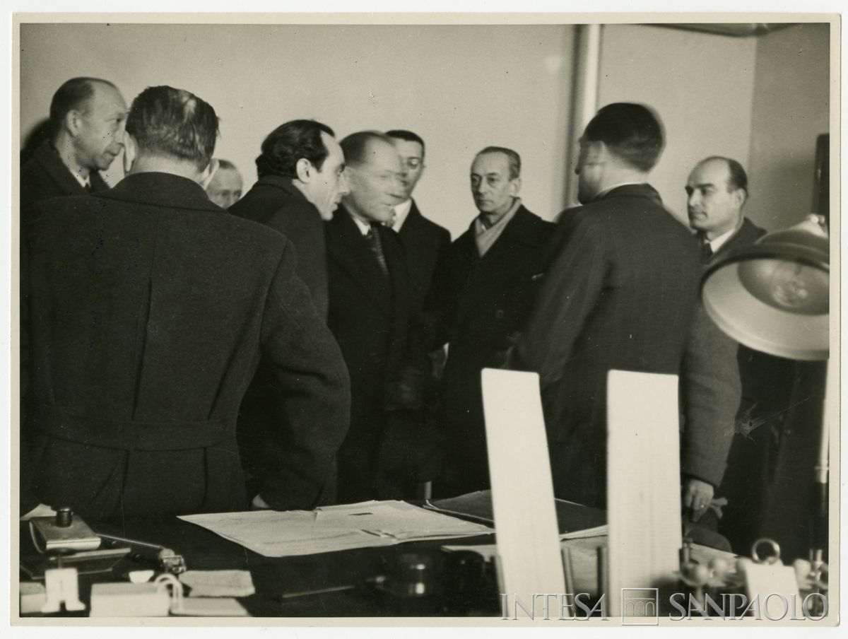 Partecipanti all'inaugurazione della filiale Cariplo di Cinisello, 8 febbraio 1947 (Ubaldo Vaini)