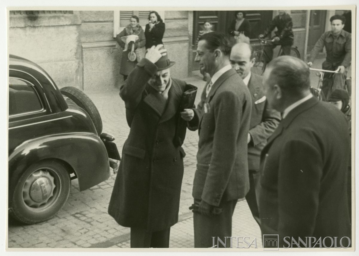 Arrivo del direttore generale Gian Luigi Dones all'inaugurazione della filiale Cariplo di Lissone, gennaio 1950 (fotografo sconosciuto)