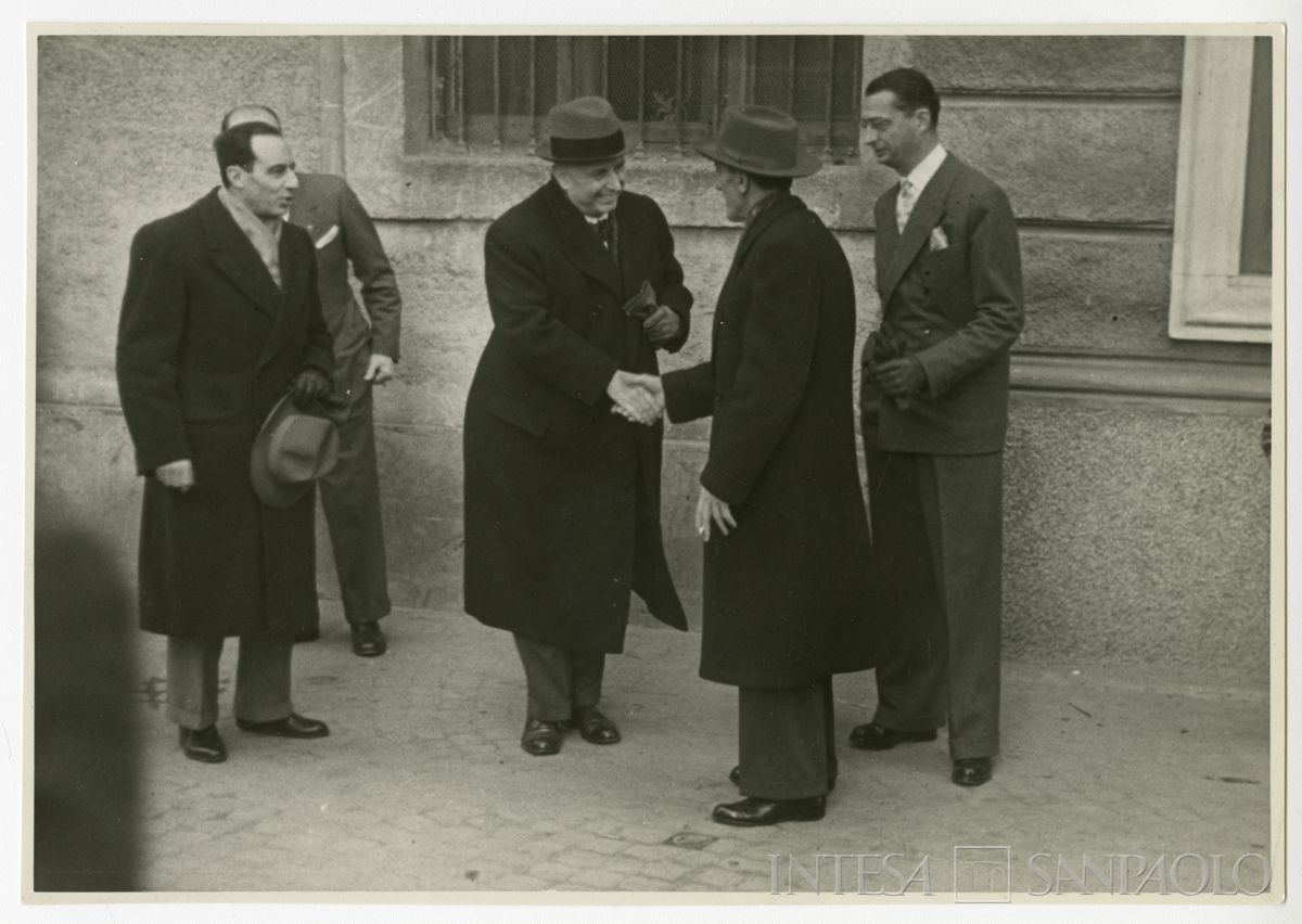 Saluti tra il presidente Stefano Jacini, a sinistra, e il direttore generale Gian Luigi Dones all'inaugurazione della filiale Cariplo di Lissone, gennaio 1950 (fotografo sconosciuto)