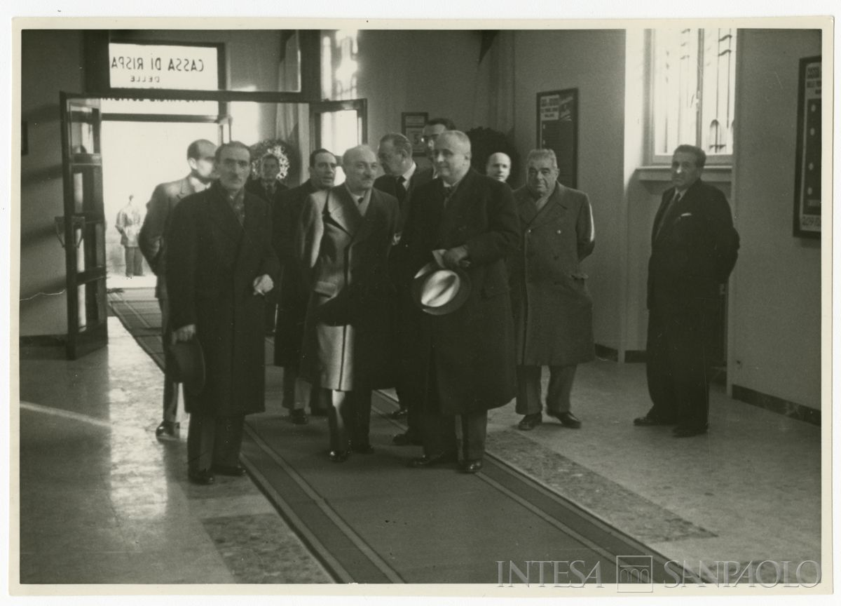 Autorità all'ingresso della filiale Cariplo di Lissone il giorno dell'inaugurazione, gennaio 1950 (fotografo sconosciuto)