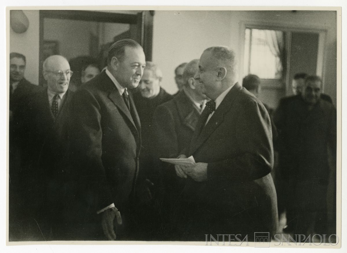 Il presidente Cariplo Stefano Jacini, a destra, con persona n.i. all'inaugurazione della filiale di Lissone, gennaio 1950 (fotografo sconosciuto)