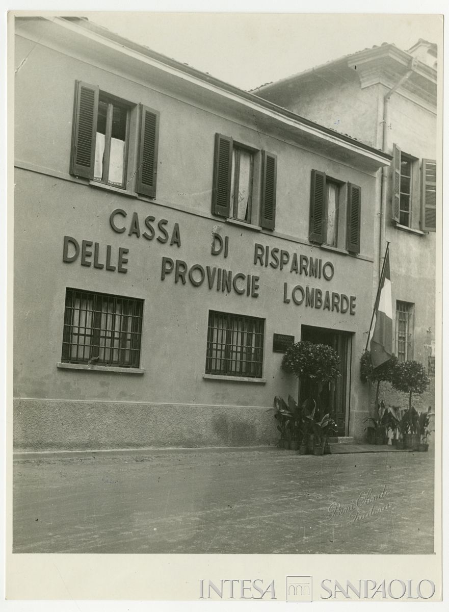 Esterno della filiale Cariplo di Isola Dovarese, il giorno dell'inaugurazione, ottobre 1948 (Olindo Bini)