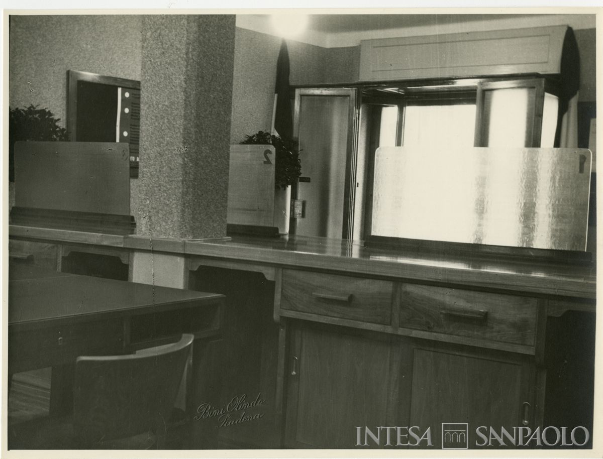 Interno della filiale Cariplo di Isola Dovarese, il giorno dell'inaugurazione, ottobre 1948 (Olindo Bini)