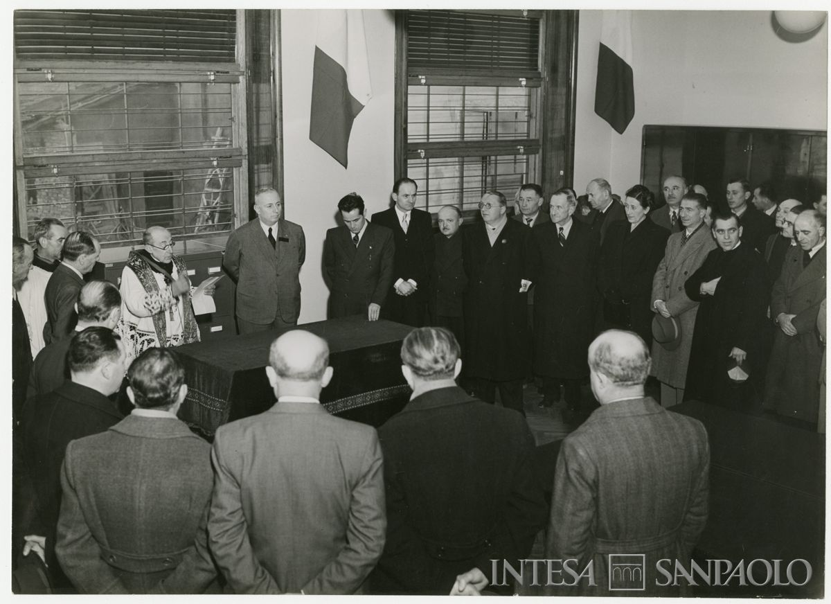 Intervento del parroco all'inaugurazione della filiale Cariplo di Parabiago, in via S. Michele 5, 7 marzo 1948 ("Terreni" Attualità fotografica "Reporter")