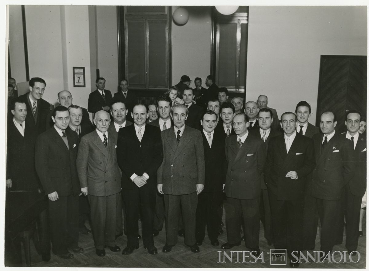 Foto di gruppo all'interno della filiale Cariplo di Parabiago, in via S. Michele 5, il giorno dell'inaugurazione, 7 marzo 1948 ("Terreni" Attualità fotografica "Reporter")