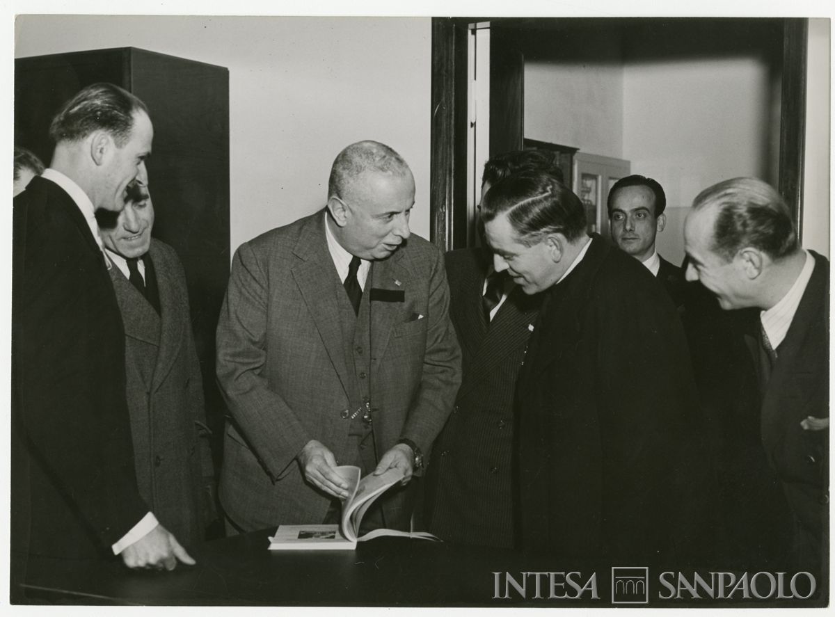 Il presidente Cariplo Stefano Jacini e altri all'inaugurazione della filiale di Parabiago, in via S. Michele 5, 7 marzo 1948 ("Terreni" Attualità fotografica "Reporter")