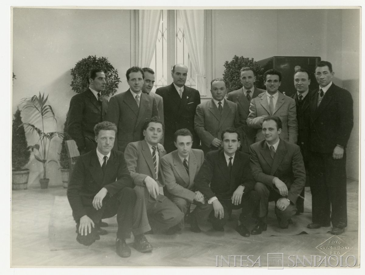Foto di gruppo degli impiegati all'inaugurazione della filiale di Rho della Cariplo, [1946-1952] (Foto Cav Ghidoni)