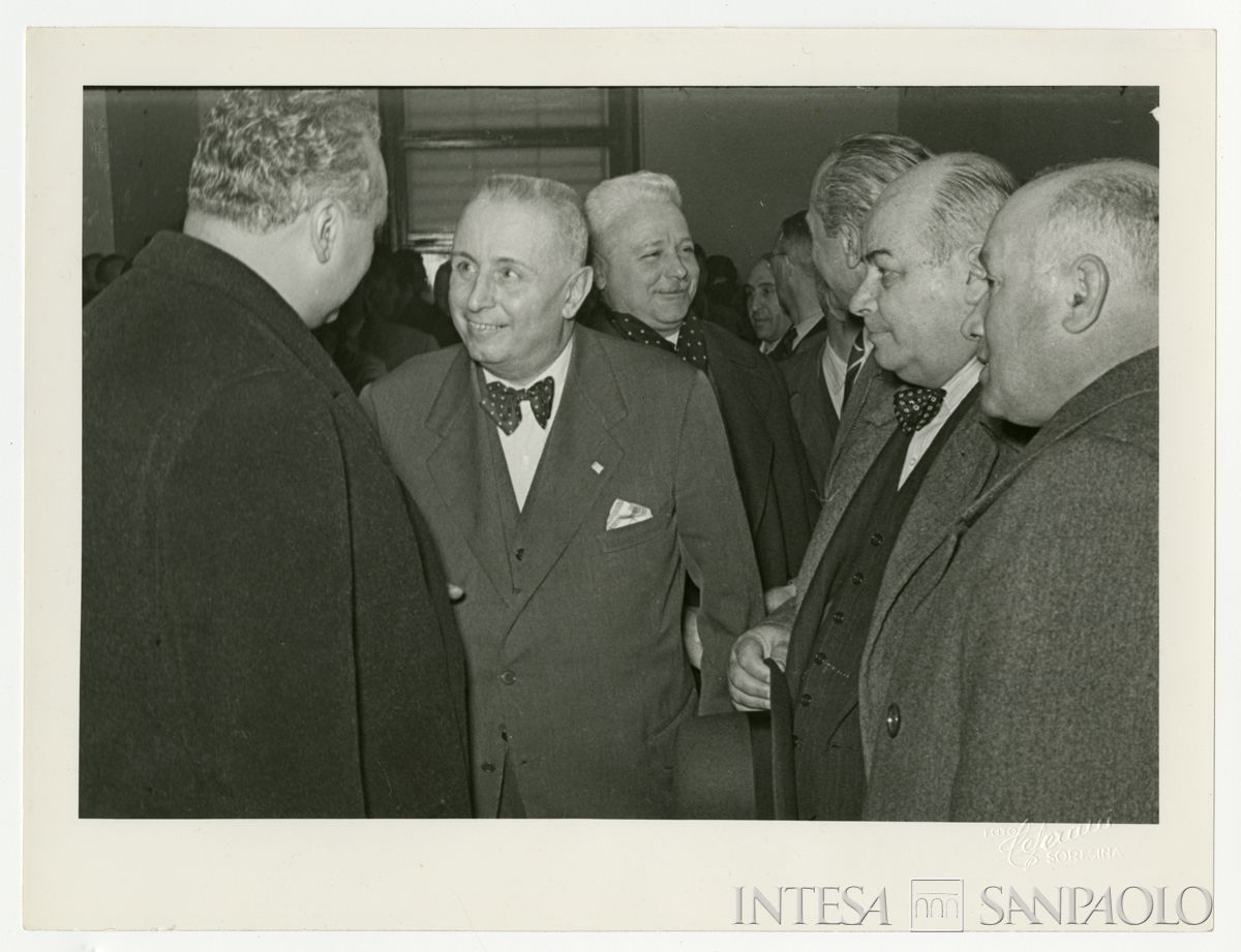Autorità all'inaugurazione della filiale Cariplo di Soresina, tra cui, secondo da sinistra, il presidente Stefano Jacini, 1950 (Ceferani)