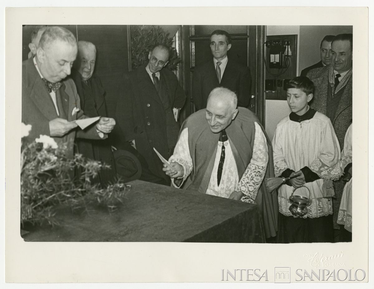 Consegna al parroco di elargizioni benefiche all'inaugurazione della filiale Cariplo di Soresina, 1950 (Ceferani)