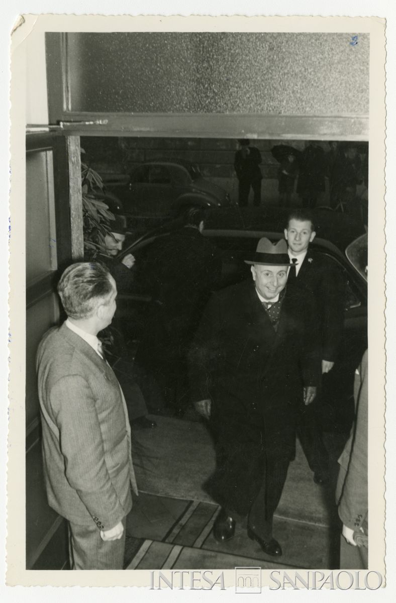 Arrivo del presidente Cariplo Stefano Jacini all'inaugurazione della filiale di Mariano Comense, [1950] (fotografo sconosciuto)
