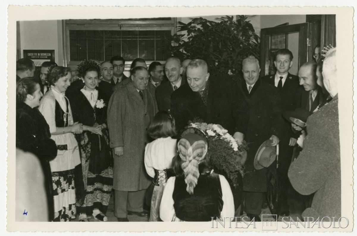 Omaggio floreale al presidente Cariplo Stefano Jacini all'inaugurazione della filiale di Mariano Comense, [1950] (fotografo sconosciuto)