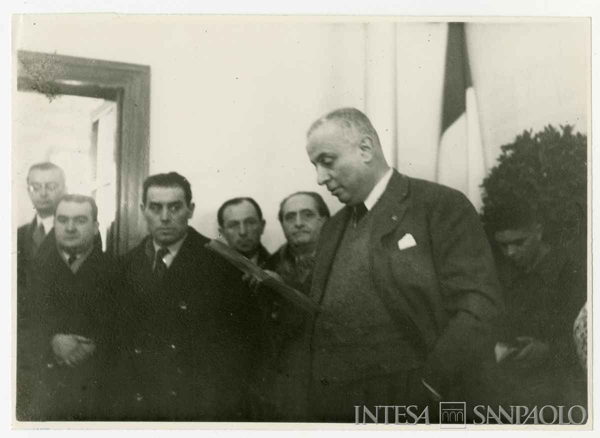 Intervento del presidente Cariplo all'inaugurazione della filiale di Gonzaga; primo da sinistra, il capo del Servizio Tecnico Sandro Candiani, 10 gennaio 1947 (fotografo sconosciuto)