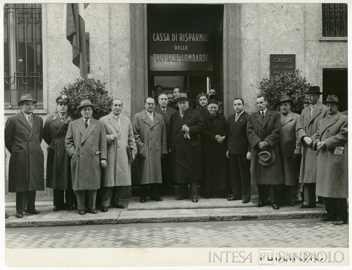 Foto di gruppo all'esterno della filiale Cariplo di Cantù, il giorno dell'inaugurazione; al centro il presidente Stefano Jacini e, secondo da destra, l'ingegnere Capo Sandro Candiani, 5 dicembre 1950 (Publifoto)