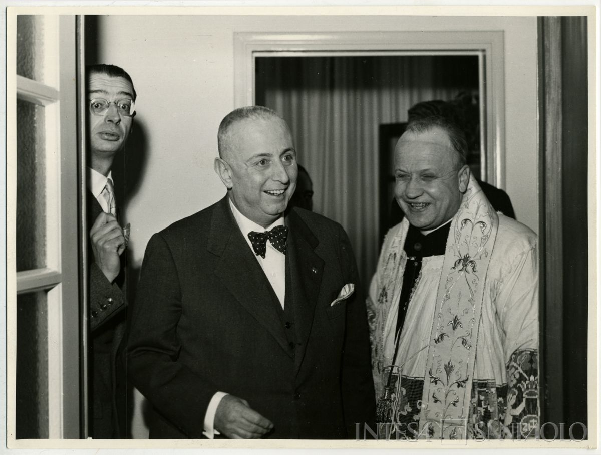 Inaugurazione della filiale Cariplo di Melzo; da sinistra, l'ingegnere Capo Sandro Candiani, il presidente Stefano Jacini e il parroco, gennaio 1950 (Angelo Vitali)