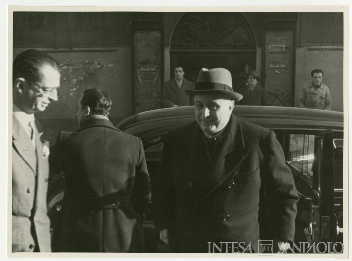 Arrivo del presidente Cariplo Stefano Jacini, a destra, all'inaugurazione della filiale di Melzo, gennaio 1950 (Angelo Vitali)