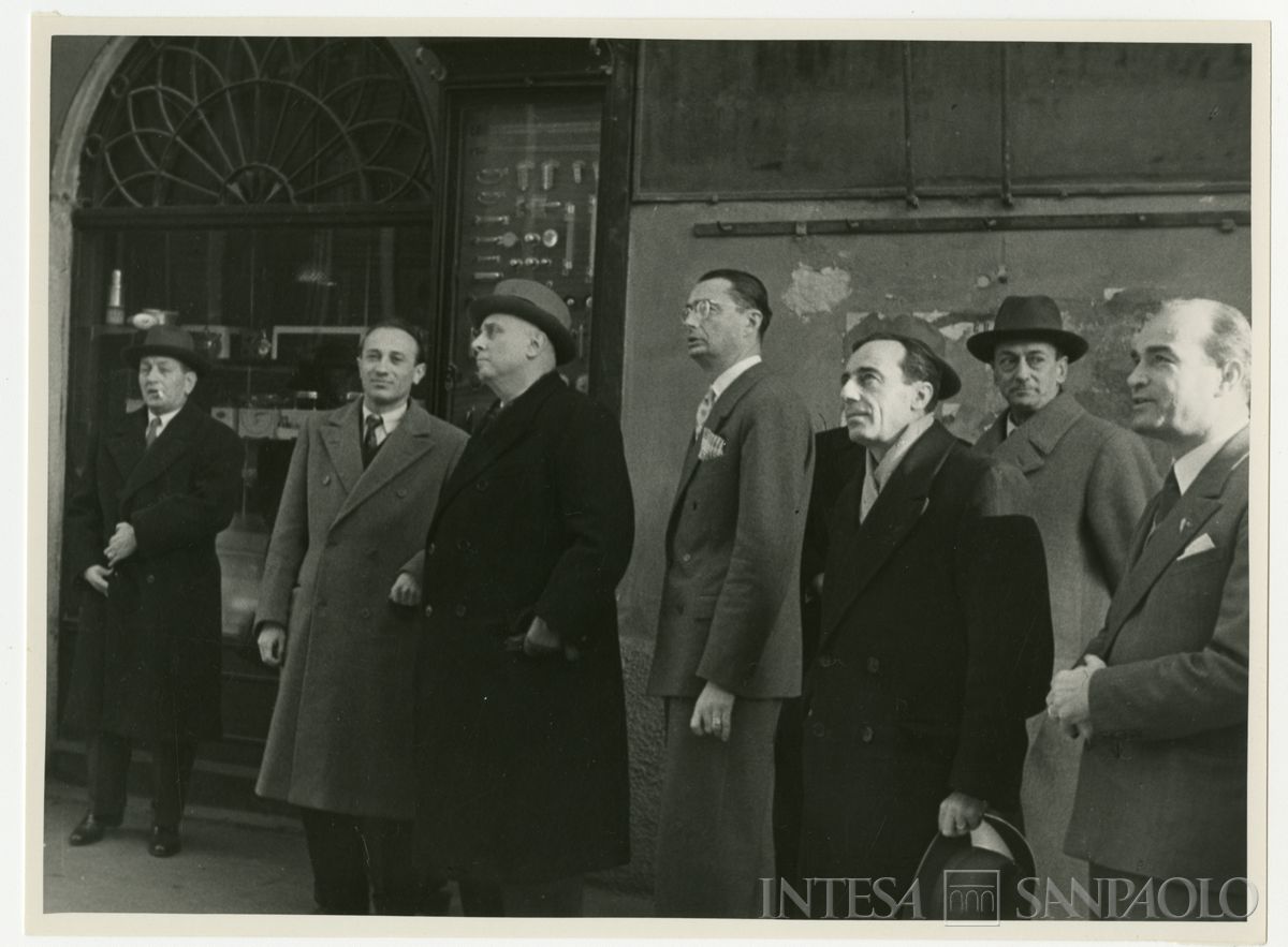 Autorità in gruppo fuori dalla filiale Cariplo di Melzo il giorno dell'inaugurazione, gennaio 1950 (Angelo Vitali)