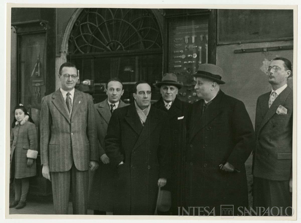Autorità in gruppo fuori dalla filiale Cariplo di Melzo il giorno dell'inaugurazione; da destra l'ingegnere Capo Sandro Candiani, il presidente Stefano Jacini, persona n.i. e Bruno Minoja, gennaio 1950 (Angelo Vitali)