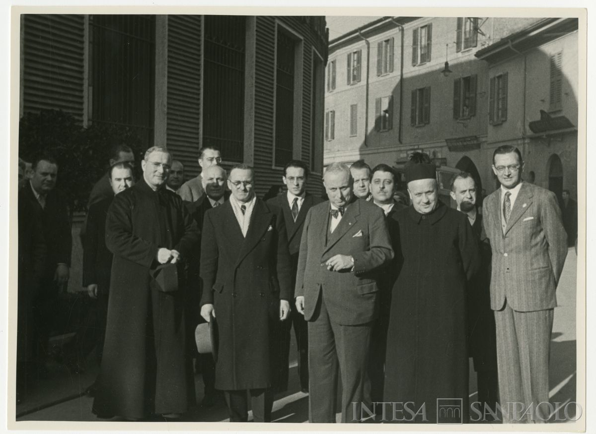 Foto di gruppo all'inaugurazione della filiale Cariplo di Melzo; con papillon, accanto al parroco, il presidente Stefano Jacini, gennaio 1950 (Angelo Vitali)