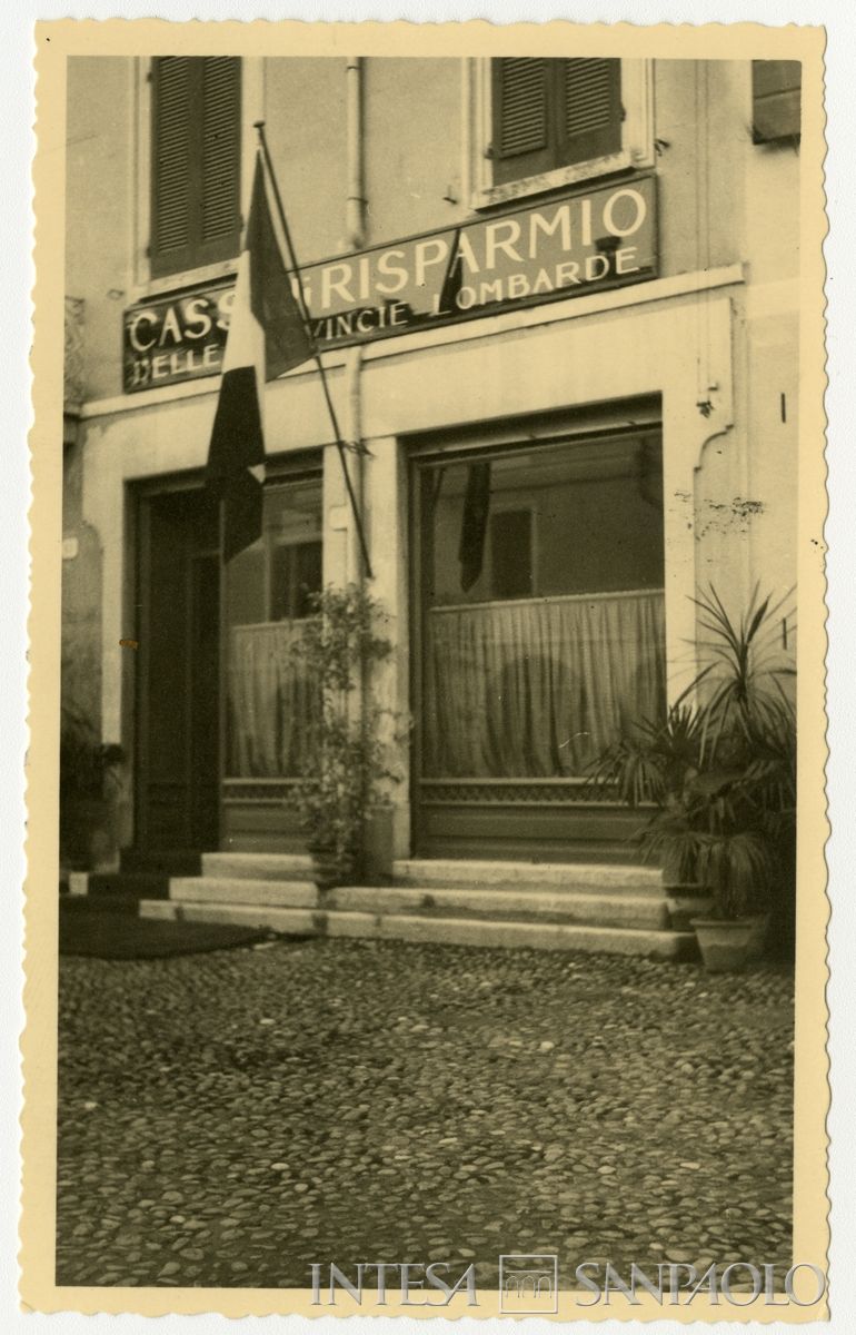 Esterno della filiale Cariplo di S. Benedetto Po il giorno dell'inaugurazione, 27 dicembre 1946 (A. Bonora)