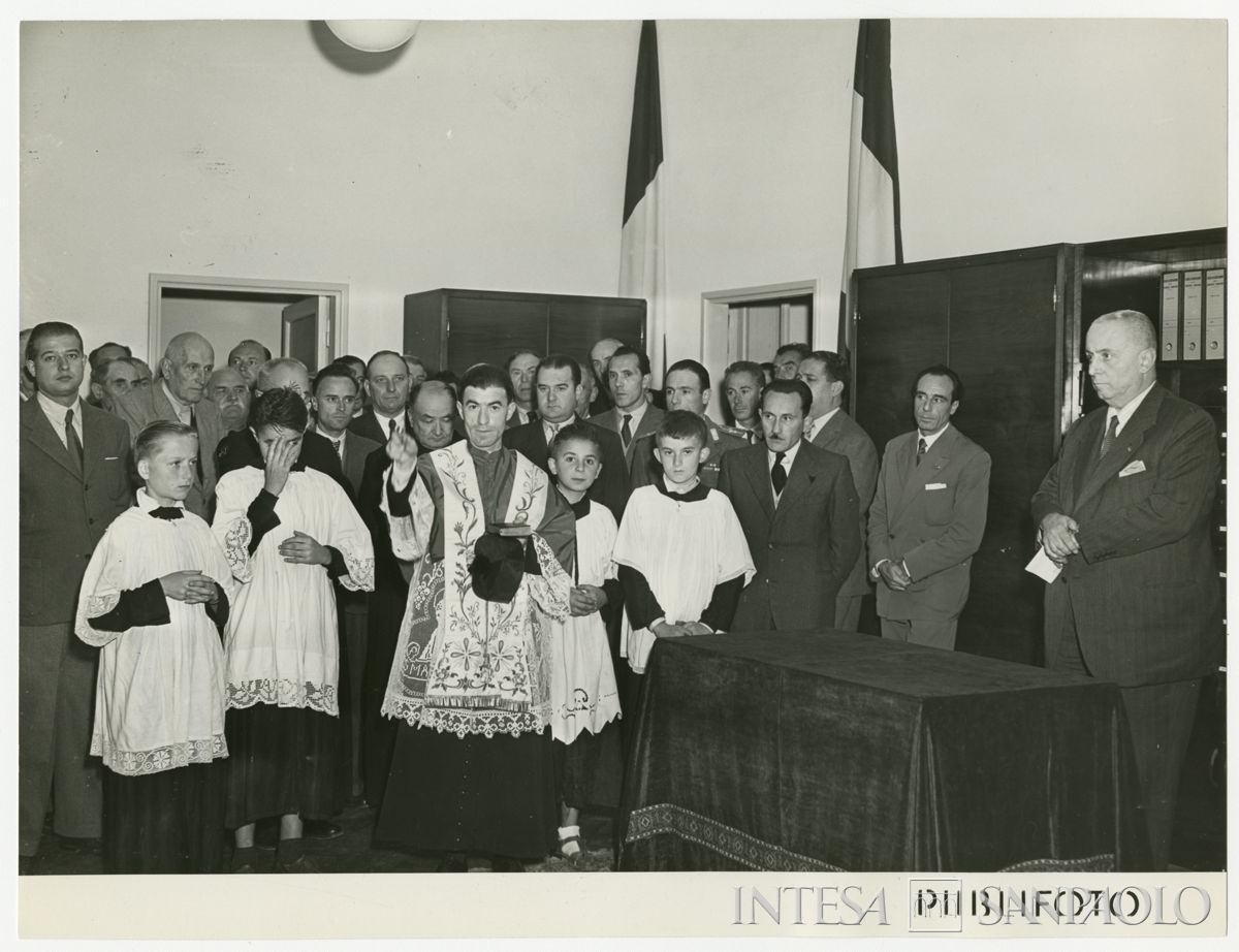 Benedizione della filiale Cariplo di S. Maria della Versa, 17 ottobre 1948 (Publifoto)