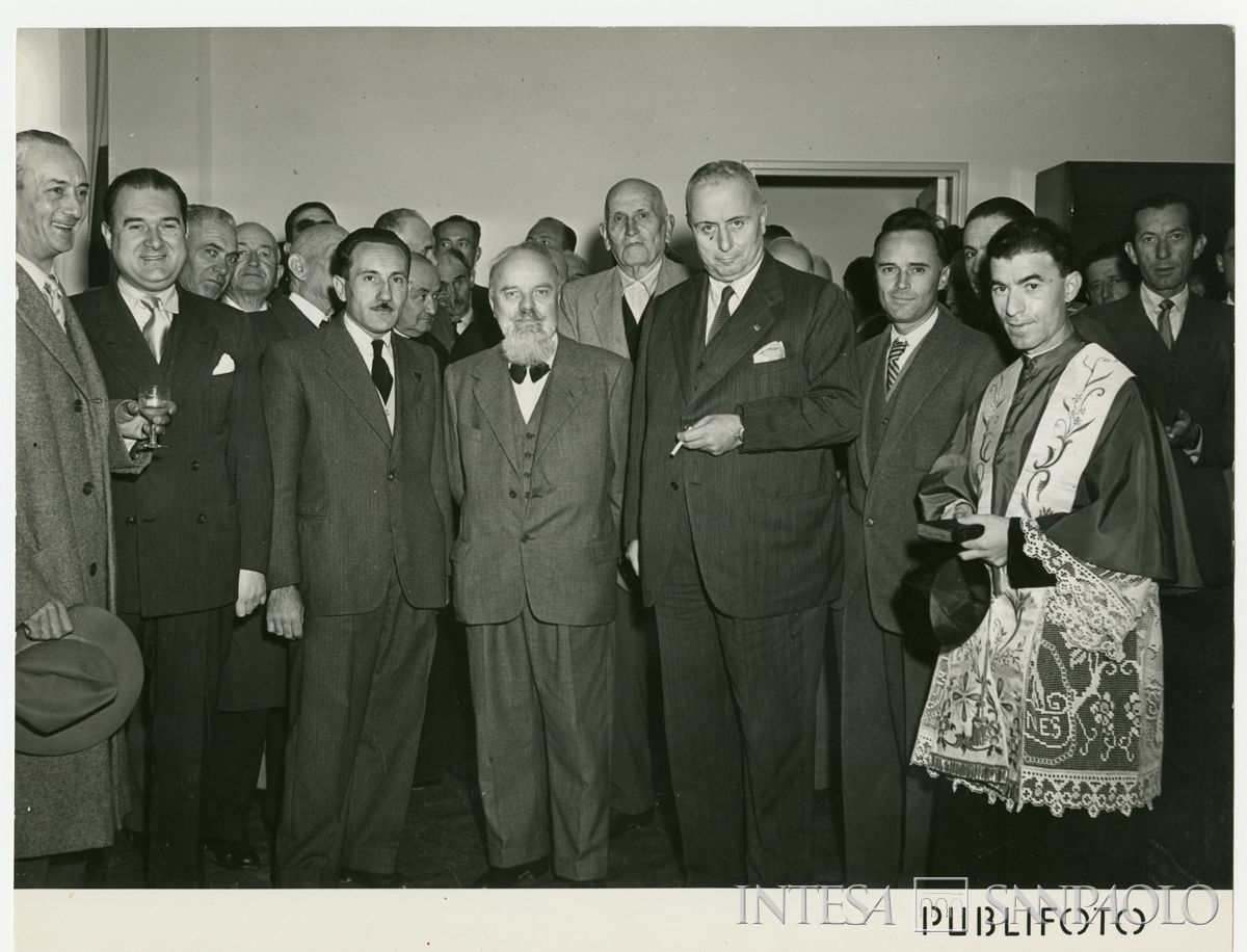 Foto di gruppo nella filiale Cariplo di S. Maria della Versa, il giorno dell'inaugurazione; in prima fila, quinto da sinistra, il presidente Stefano Jacini, 17 ottobre 1948 (Publifoto)