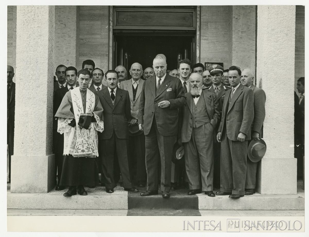 Foto di gruppo all'esterno della filiale Cariplo di S. Maria della Versa, il giorno dell'inaugurazione; al centro, davanti a tutti, il presidente Stefano Jacini, 17 ottobre 1948 (Publifoto)