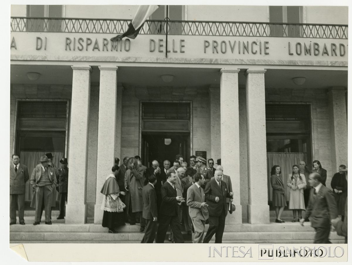 Uscita dei partecipanti all'inaugurazione della filiale Cariplo di S. Maria della Versa, 17 ottobre 1948 (Publifoto)