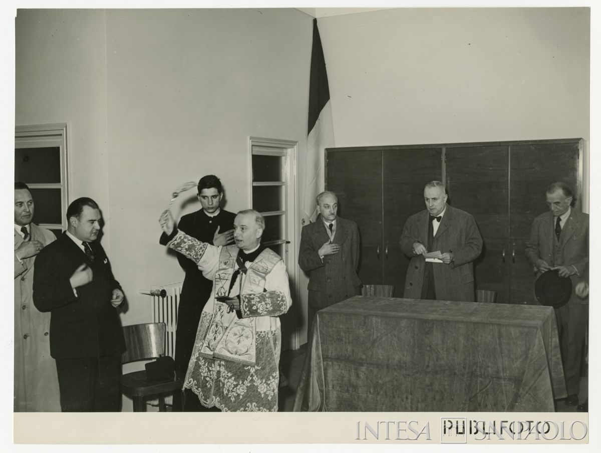 Benedizione della nuova agenzia 22 di Milano della Cariplo, in via Jacopino da Tradate, 15 aprile 1950 (Publifoto)