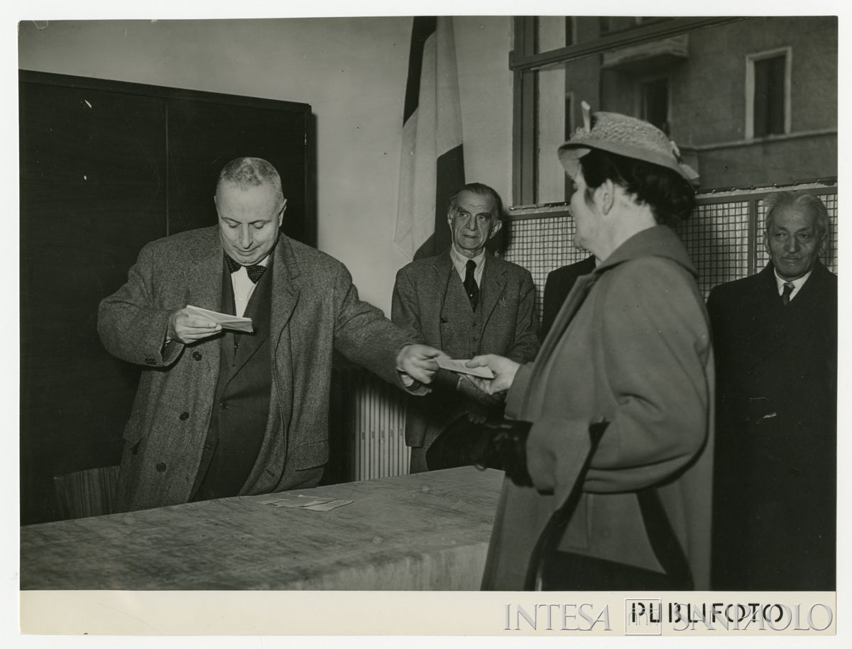 Il presidente Cariplo Stefano Jacini all'inaugurazione dell'agenzia 22 di Milano, in via Jacopino da Tradate, 15 aprile 1950 (Publifoto)