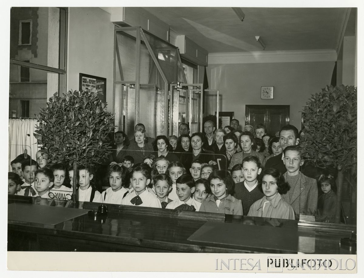 Bambini all'inaugurazione dell'agenzia 22 di Milano della Cariplo, in via Jacopino da Tradate, 15 aprile 1950 (Publifoto)