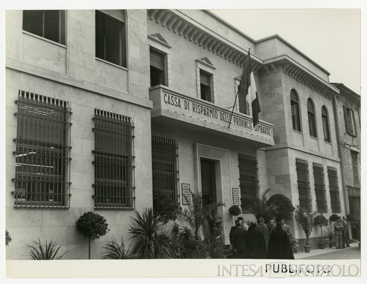 Esterno della filiale Cariplo di Mortara nel giorno dell'inaugurazione, 2 dicembre 1950 (Publifoto)
