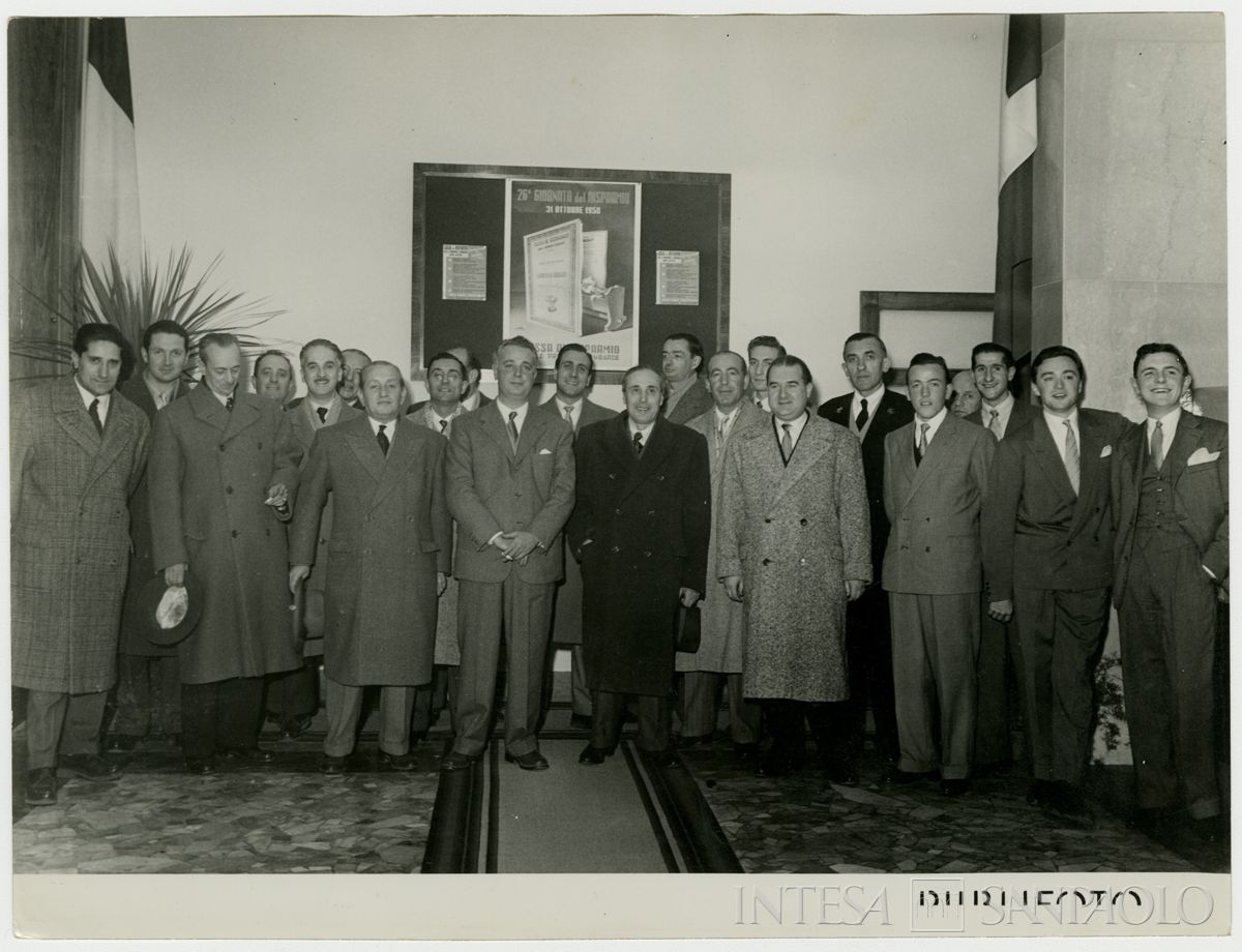 Foto di gruppo all'interno della filiale Cariplo di Paderno Dugnano, il giorno dell'inaugurazione, 5 dicembre 1950 (Publifoto)