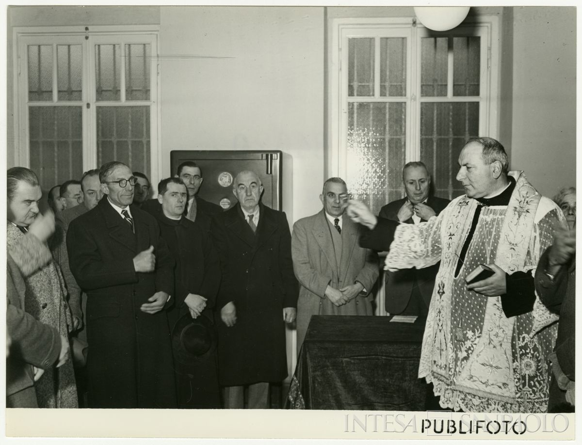 Benedizione del parroco della nuova filiale Cariplo di Pieve del Cairo, 9 dicembre 1950 (Publifoto)