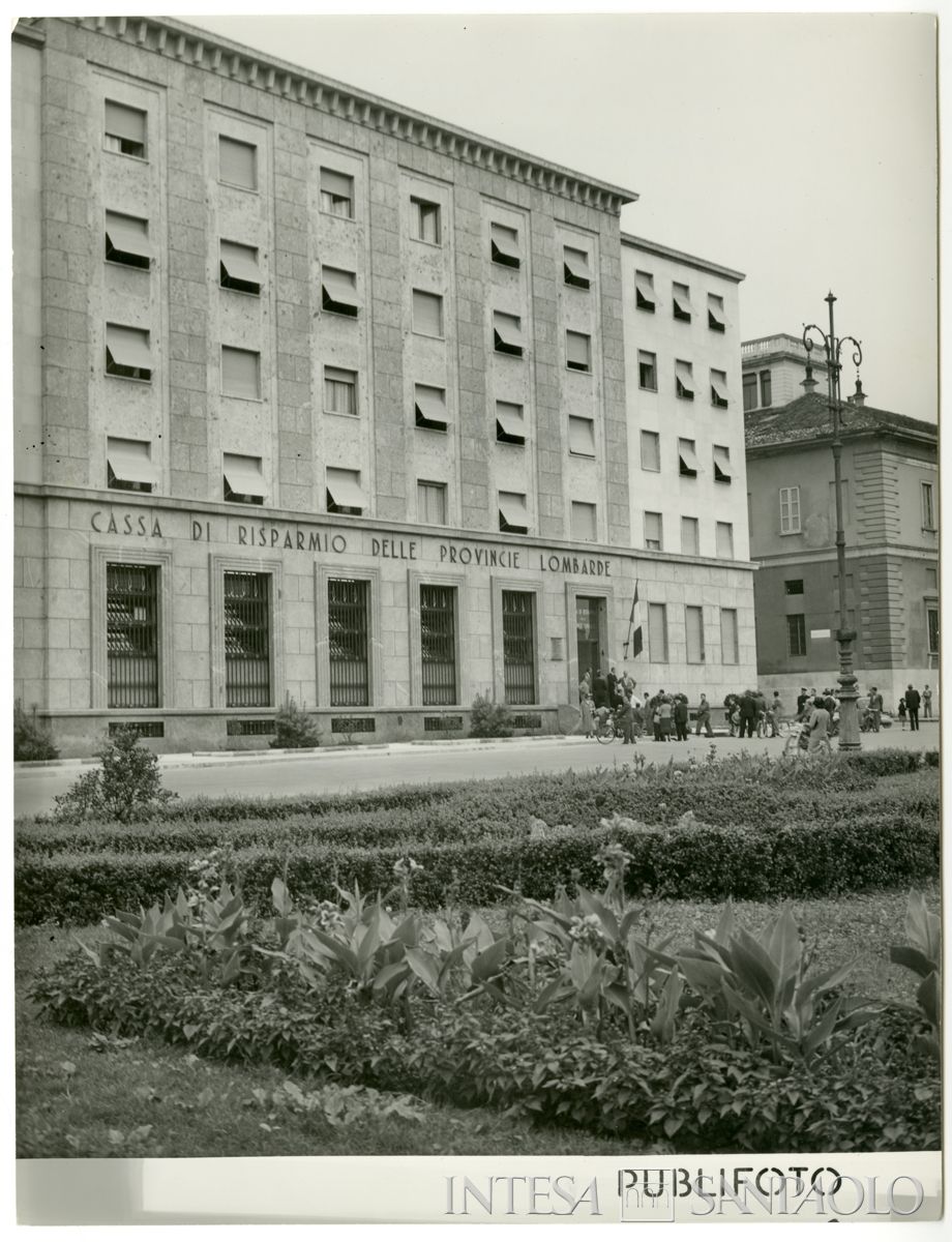 Esterno della filiale Cariplo di Monza, in piazza Trento e Trieste, il giorno dell'inaugurazione, 23 settembre 1951 (Publifoto)