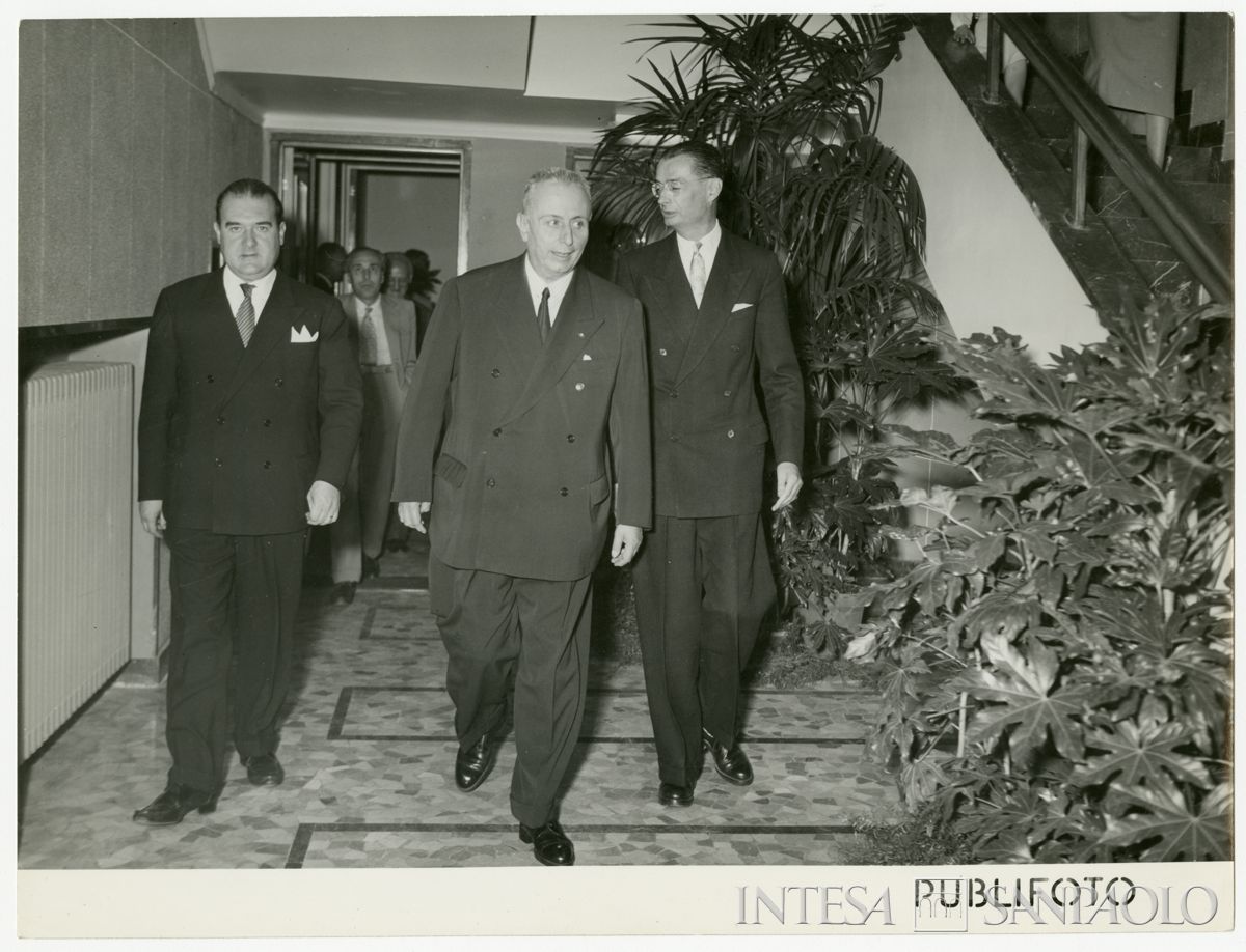 Ingresso del presidente Cariplo Stefano Jacini (al centro) nella filiale di Monza, in piazza Trento e Trieste, il giorno dell'inaugurazione; primo a destra l'ingegnere Capo Sandro Candiani, 23 settembre 1951 (Publifoto)