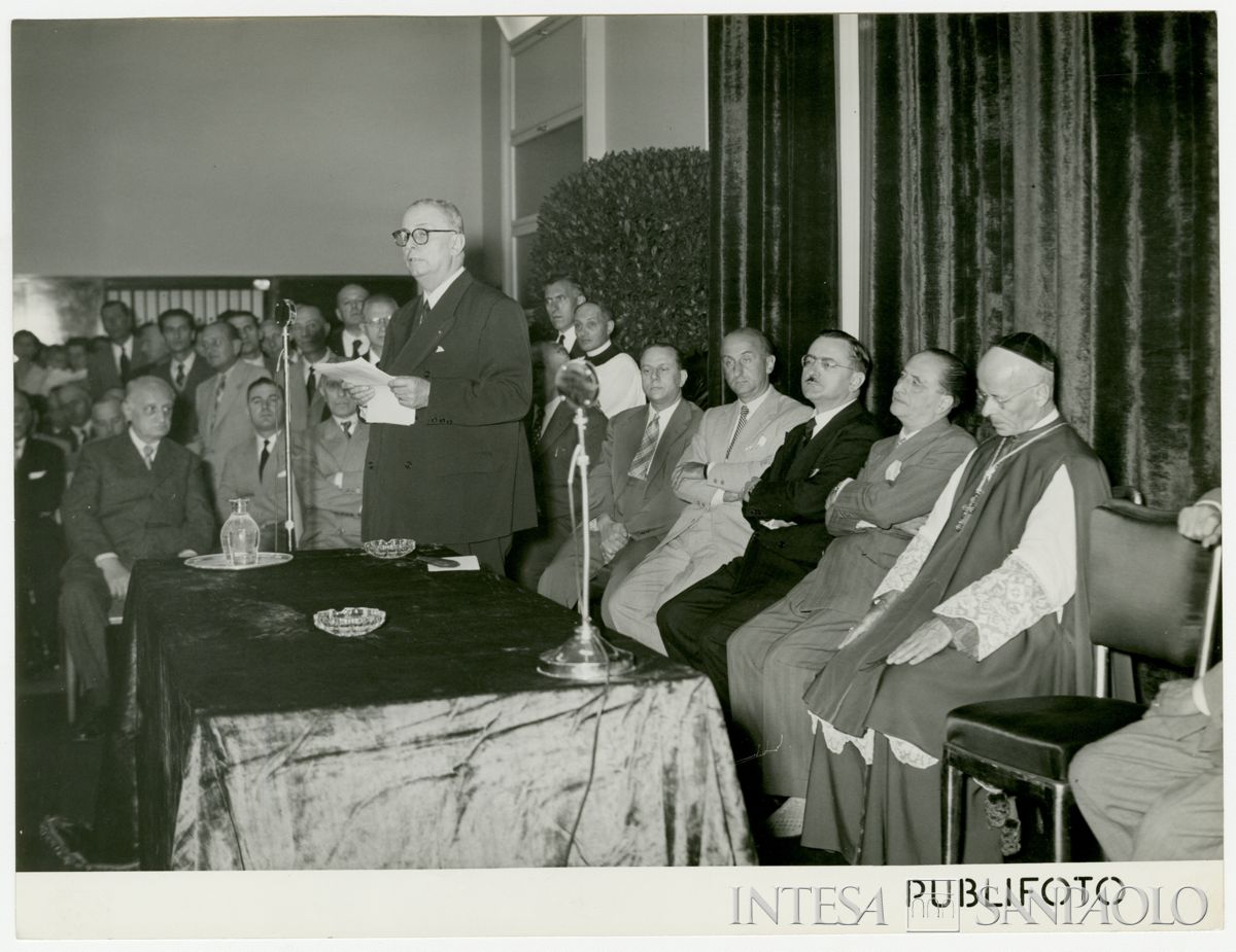 Intervento del presidente Stefano Jacini all'inaugurazione della filiale Cariplo di Monza, in piazza Trento e Trieste; quinto da destra, seduto, Giordano Dell'Amore, 23 settembre 1951 (Publifoto)