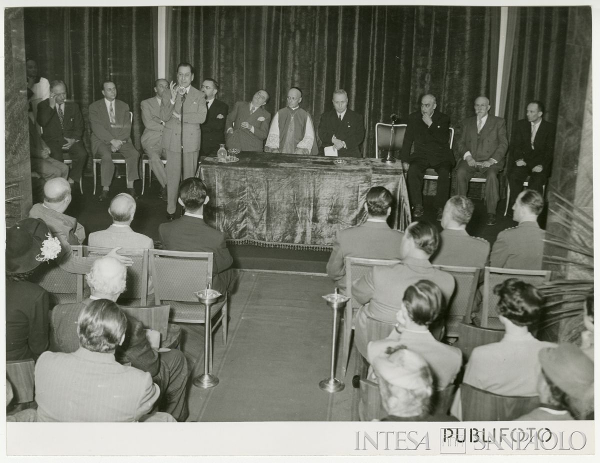 Intervento di persona n.i. all'inaugurazione della filiale Cariplo di Monza, in piazza Trento e Trieste, 23 settembre 1951 (Publifoto)