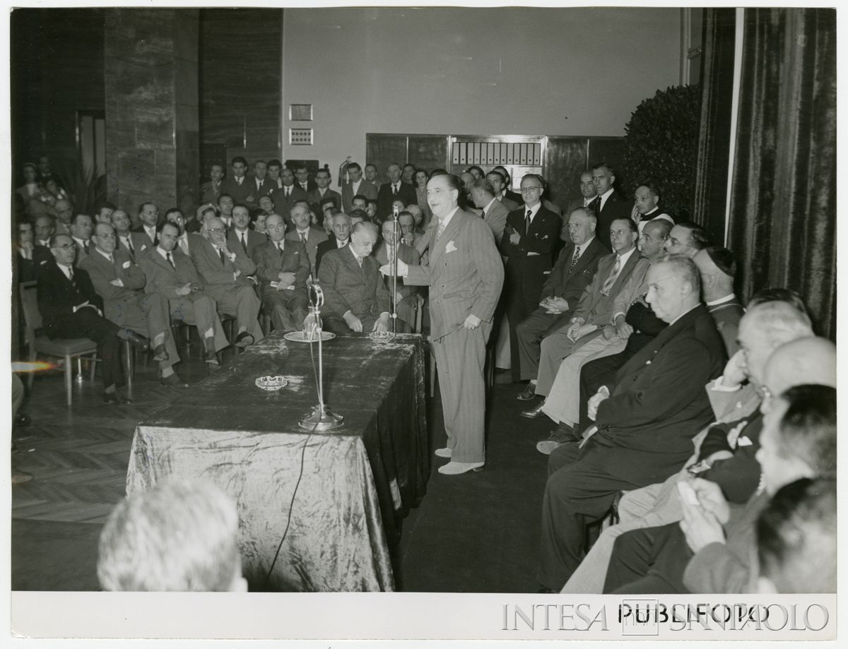 Intervento di persona n.i. all'inaugurazione della filiale Cariplo di Monza, in piazza Trento e Trieste, 23 settembre 1951 (Publifoto)