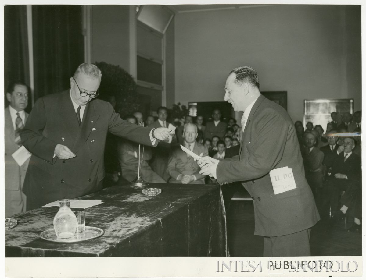 Consegna forse di elargizioni benefiche da parte del presidente Stefano Jacini, all'inaugurazione della filiale Cariplo di Monza in piazza Trento e Trieste, 23 settembre 1951 (Publifoto)