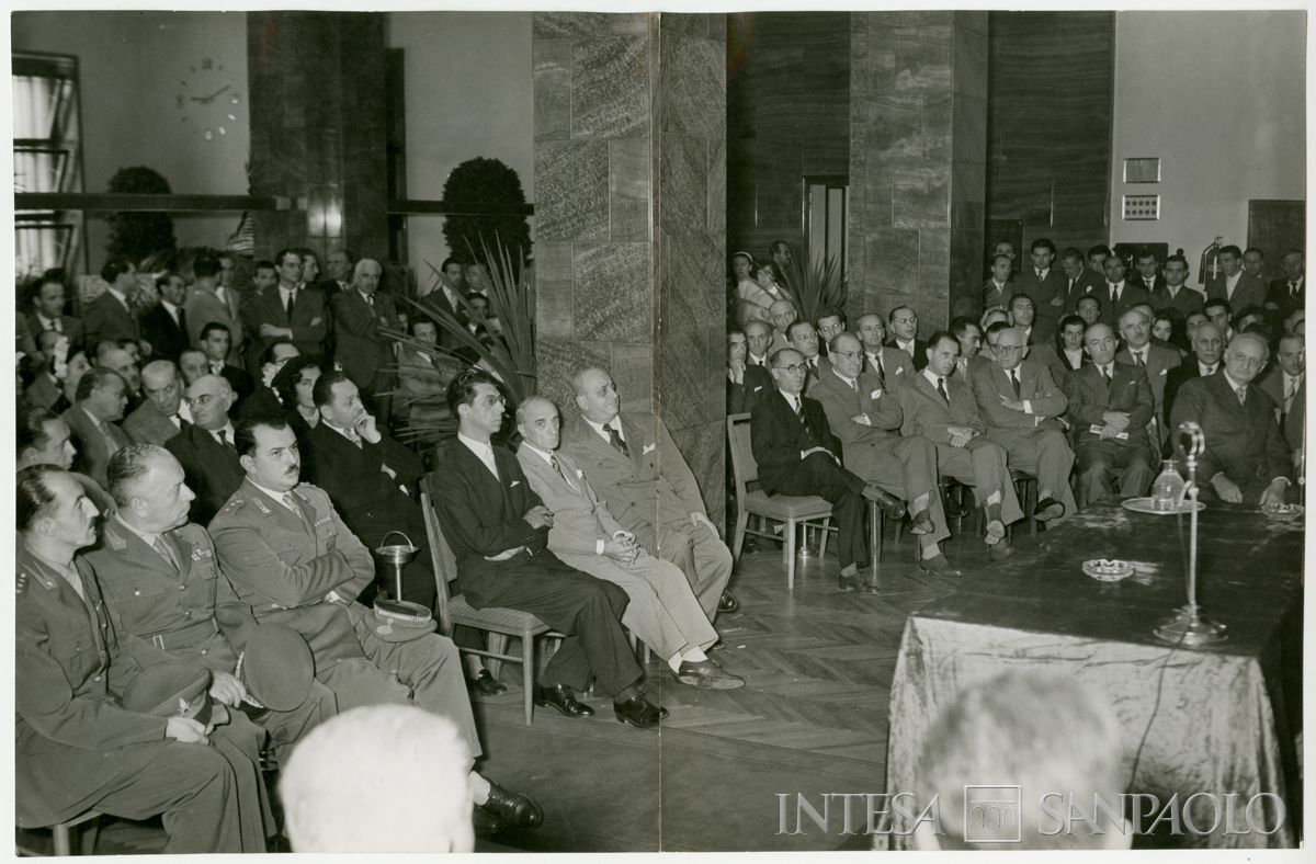 Pubblico partecipante all'inaugurazione della filiale Cariplo di Monza, in piazza Trento e Trieste, 23 settembre 1951 (Publifoto)