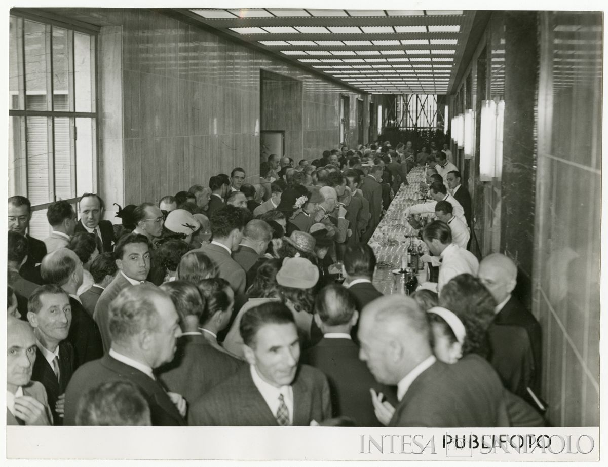 Buffet all'inaugurazione della filiale Cariplo di Monza, in piazza Trento e Trieste, 23 settembre 1951 (Publifoto)