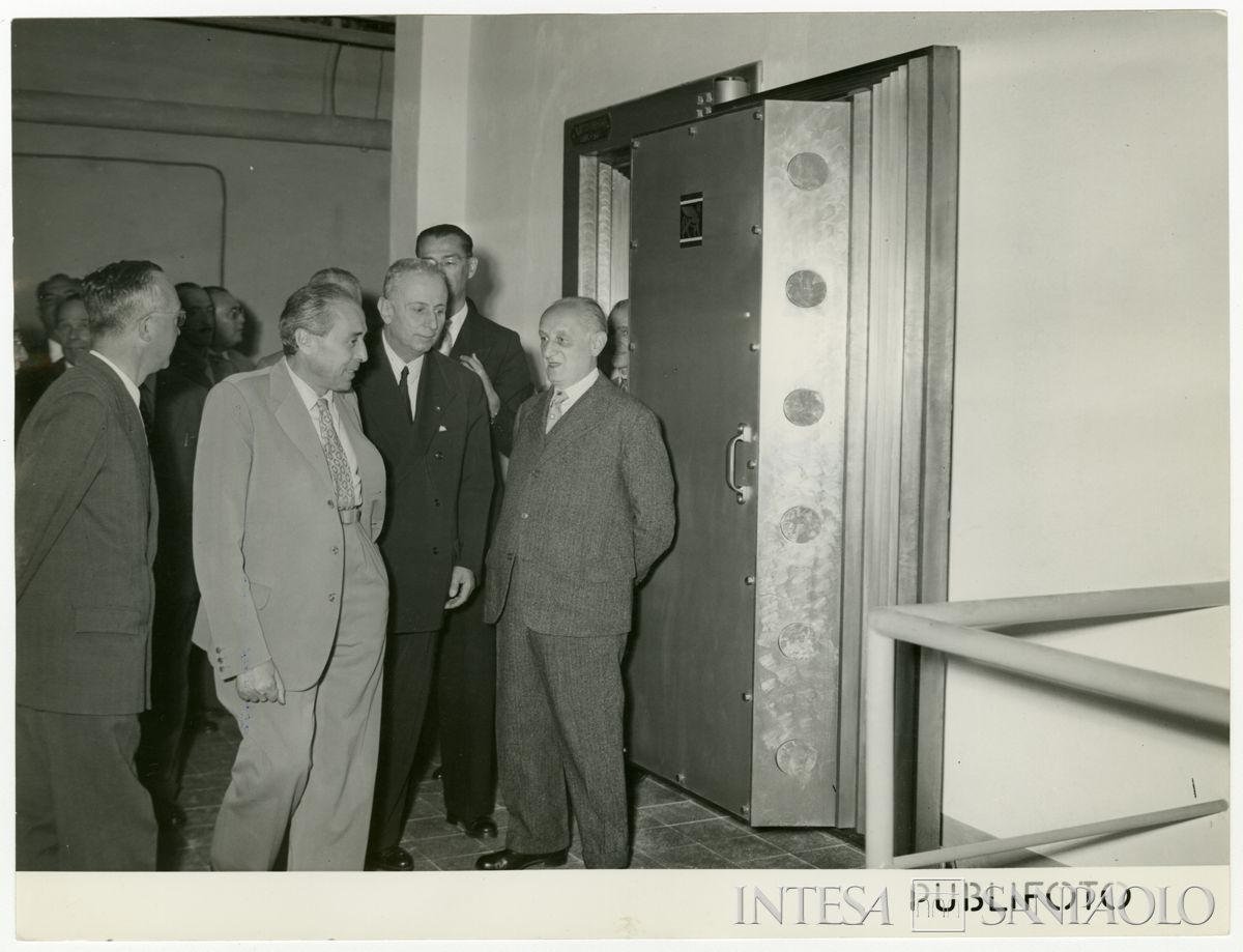 Visita del presidente Stefano Jacini alla filiale Cariplo di Monza, in piazza Trento e Trieste, il giorno dell'inaugurazione; primo da destra, il commissario Giuseppe De Amicis, 23 settembre 1951 (Publifoto)