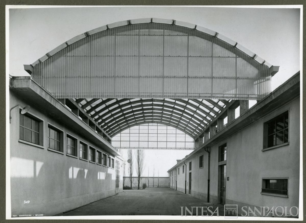 Milano, magazzini di via Giambellino 153, 1958 (foto di Vincenzo Aragozzini)
