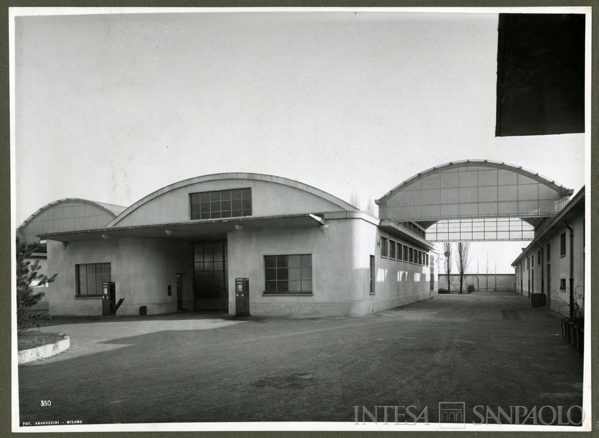 Milano, magazzini di via Giambellino 153, 1958 (foto di Vincenzo Aragozzini)