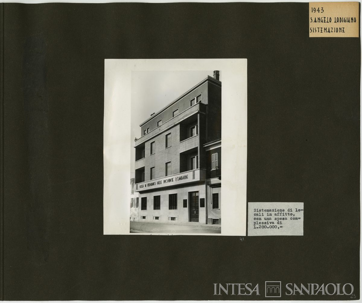 Cariplo, esterno della filiale di Sant'Angelo Lodigiano, 1940 [datazione sull'album errata] (fotografo sconosciuto)