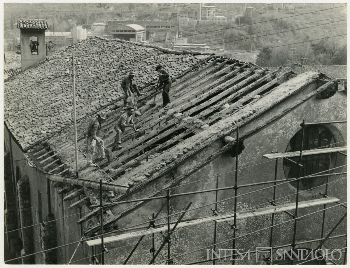 Albino, Chiesa di San Bartolomeo: operai al lavoro per il rifacimento del tetto, 1962-1964 (Foto Breda)
