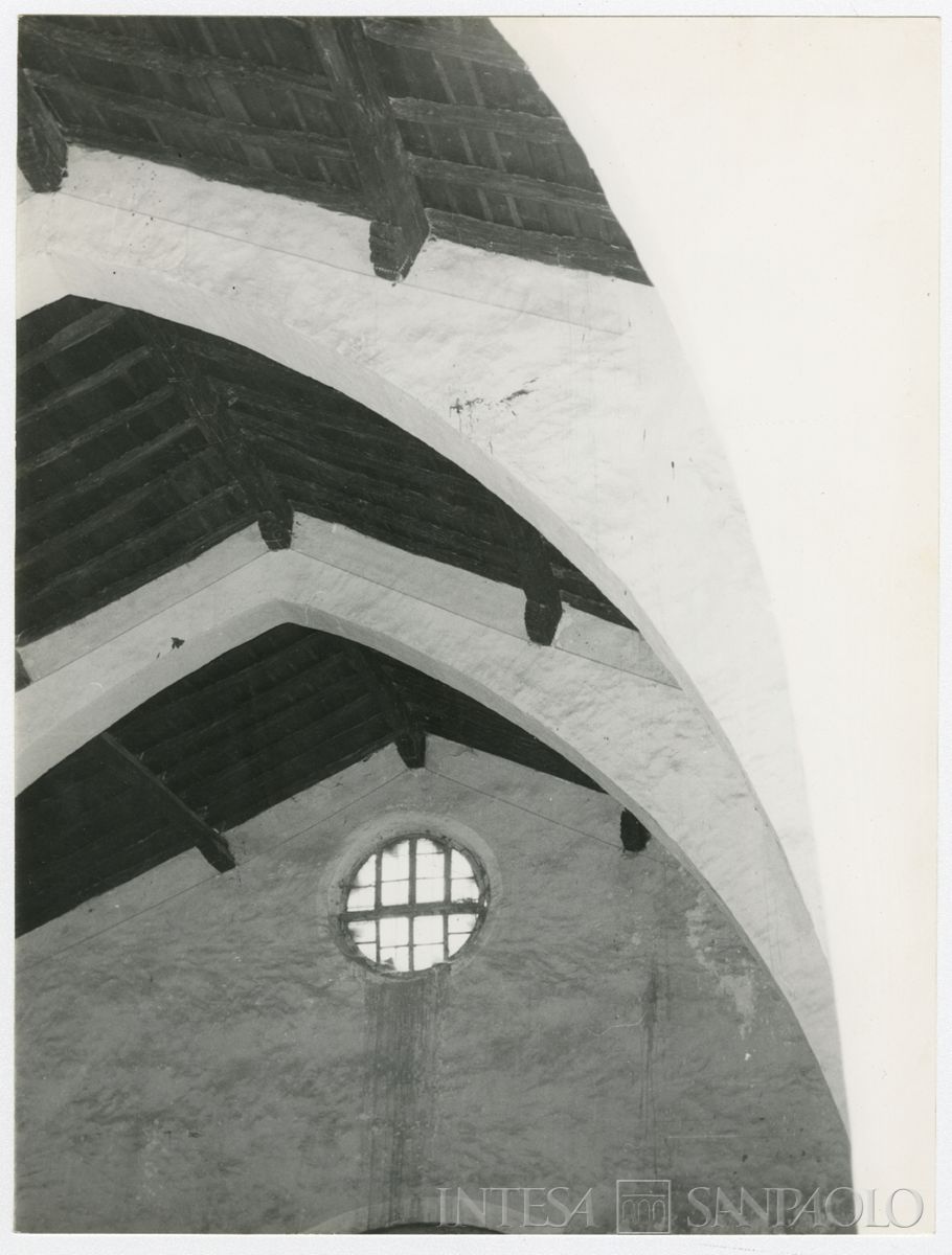 Albino, Chiesa di San Bartolomeo: scorcio degli archi del soffitto interno dopo il restauro, 1962-1964 (Foto Breda)