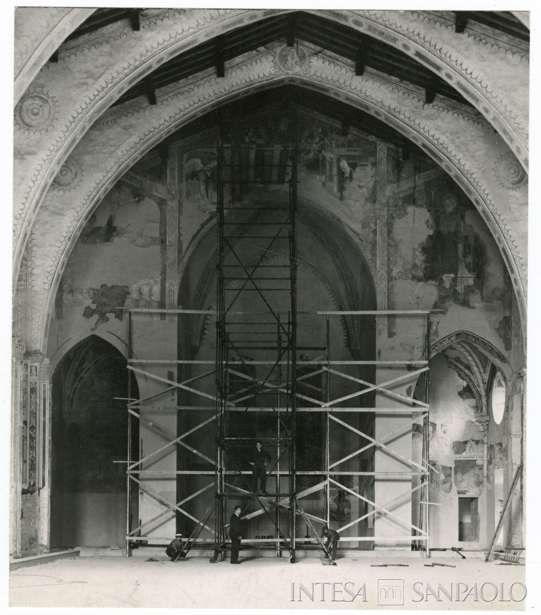 Bergamo, Chiesa di Sant'Agostino: ripresa delle tre absidi della chiesa con le impalcature e uomini al lavoro, 1962 - 1966